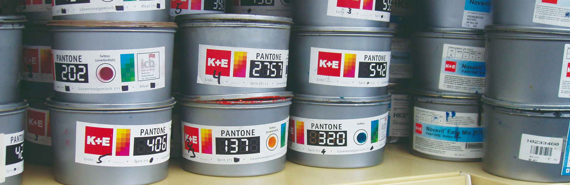 Pantone-Farbdosen in der Druckerei